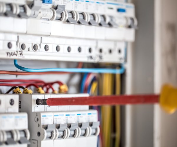 Man, an electrical technician working in a switchboard with fuses. Installation and connection of electrical equipment. Professional with tools in hand. concept of complex work, space for text. SSUCv3H4sIAAAAAAAEAI1Ru24DIRDsI+UfTtQ+yWewjP0HKSKlt1LswdqHzIHFI5Fl+d8Dh4moonTszO4ss3N/fek6MoJXghy6e65SrbSOPjgIypoEr1dP3KGR6FoEpQrWKdAtOEIQk4EZE2ii1hl+LCTxAUL06POyJyQg4DlpFPBXovzoWOquEguZJhJFPtBeNZJVw/g4ZuZdeYFag0EbPan8Y/WH2JuR2XJ28n/B8visvuGMRtwWa41lhxqhWD6WVnL5Dujm9ggQpbKN/y8rQOcG2ihdnRLKnJsxG6YljzombDTB5S+QaoNoa68w6hzGKWlixSfwPrXLijeLRDqFnZs9xobFwFOVyJRZLge6GThjWzYMO0b5erMnNWcrLkq2Fkv0k0qUuzW4kosSZ5zy07bf7UbWs4FCv+dU9ILD+jSAoEhlOvzjBy/XLx6xAgAA